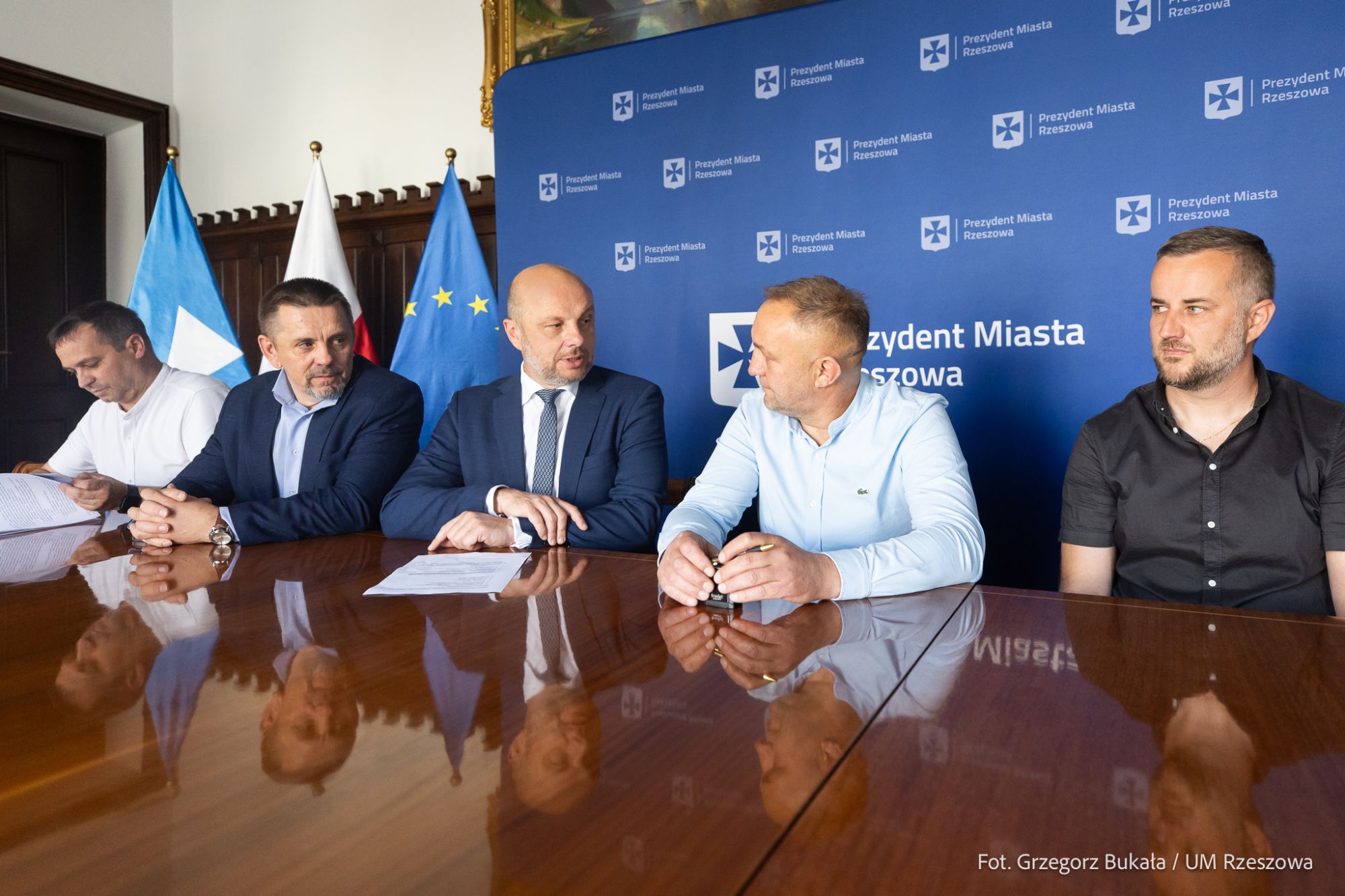 zdjęcie z podpisania przez Prezydenta Miasta Rzeszowa Konrada Fijołka, dw&oacute;ch um&oacute;w doyczących drogowych inwestycji, fot. Grzegorz Bukała, Urząd Miasta Rzeszowa